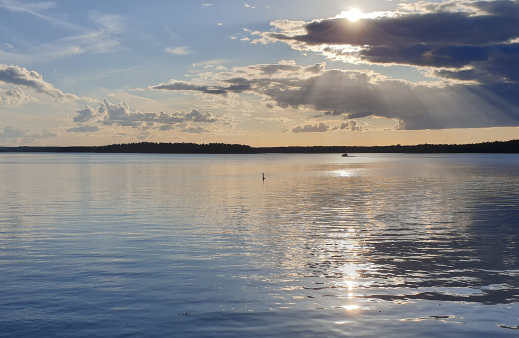 Skärgård med silverkant på moln